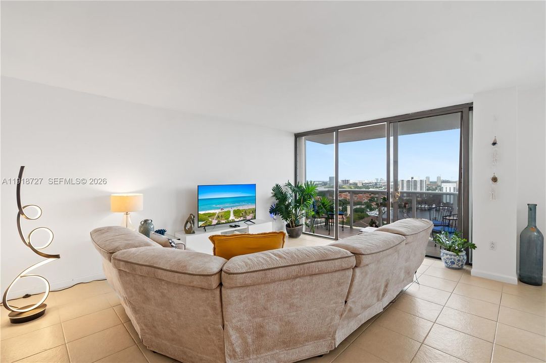 For Sale: $195,000 (1 beds, 1 baths, 896 Square Feet)