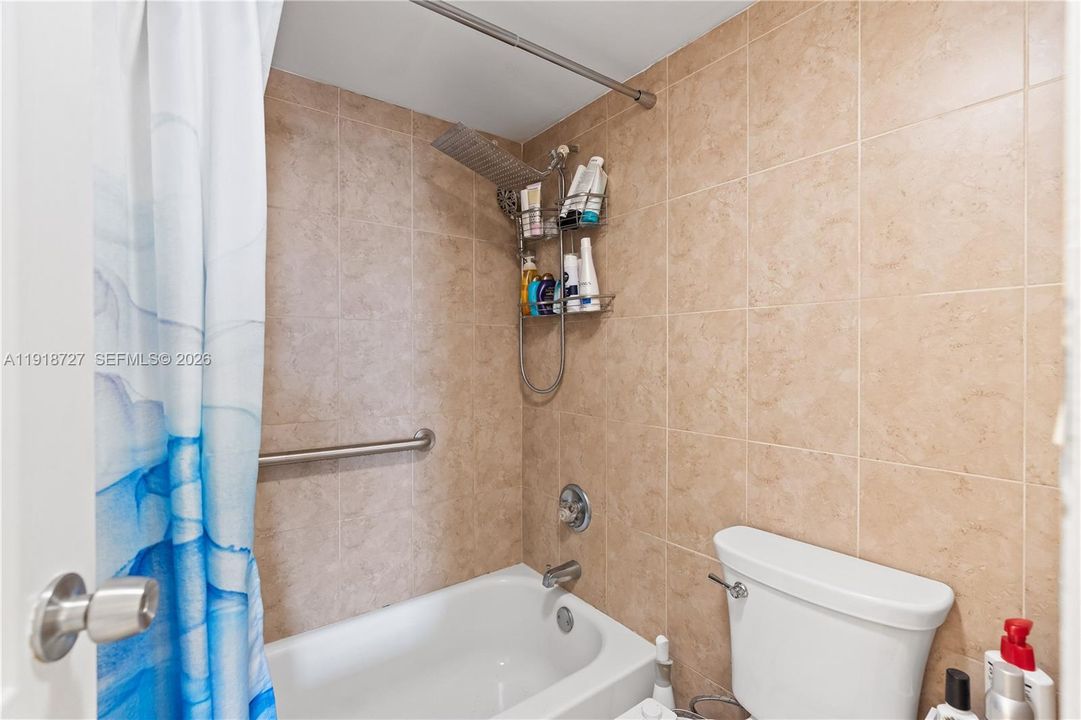 For Sale: $195,000 (1 beds, 1 baths, 896 Square Feet)