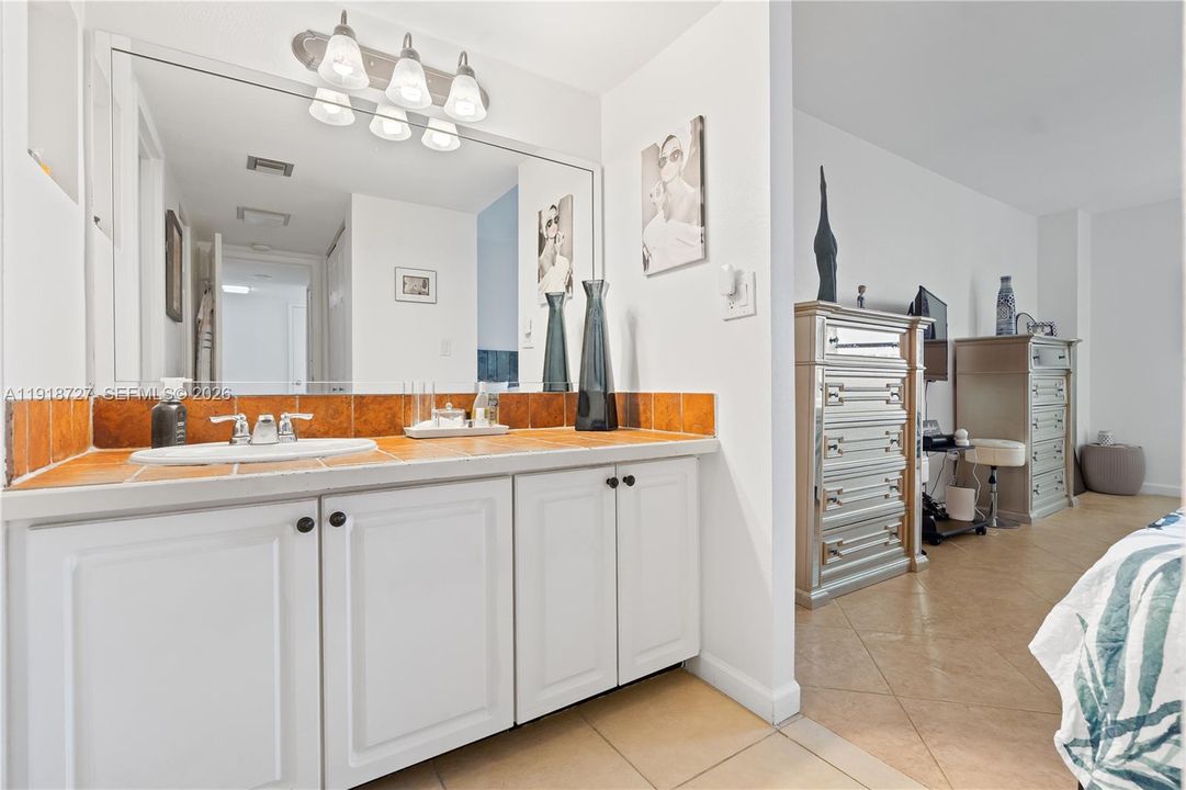 For Sale: $195,000 (1 beds, 1 baths, 896 Square Feet)