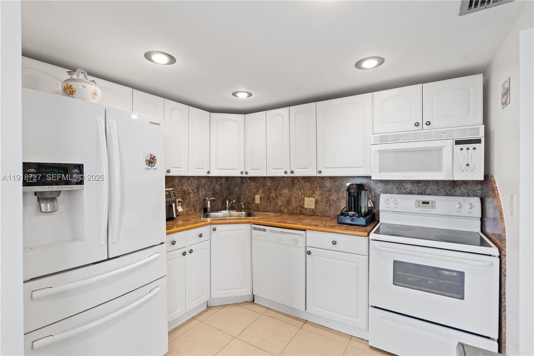 For Sale: $195,000 (1 beds, 1 baths, 896 Square Feet)