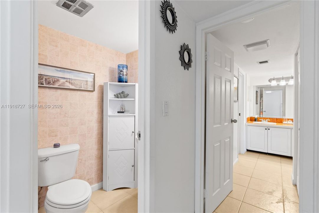 For Sale: $195,000 (1 beds, 1 baths, 896 Square Feet)