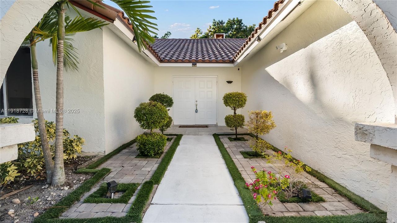 For Sale: $589,000 (3 beds, 2 baths, 2584 Square Feet)