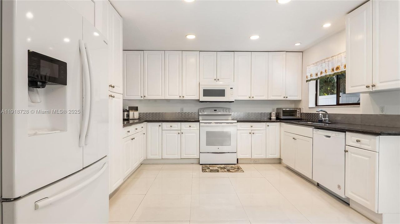 For Sale: $589,000 (3 beds, 2 baths, 2584 Square Feet)