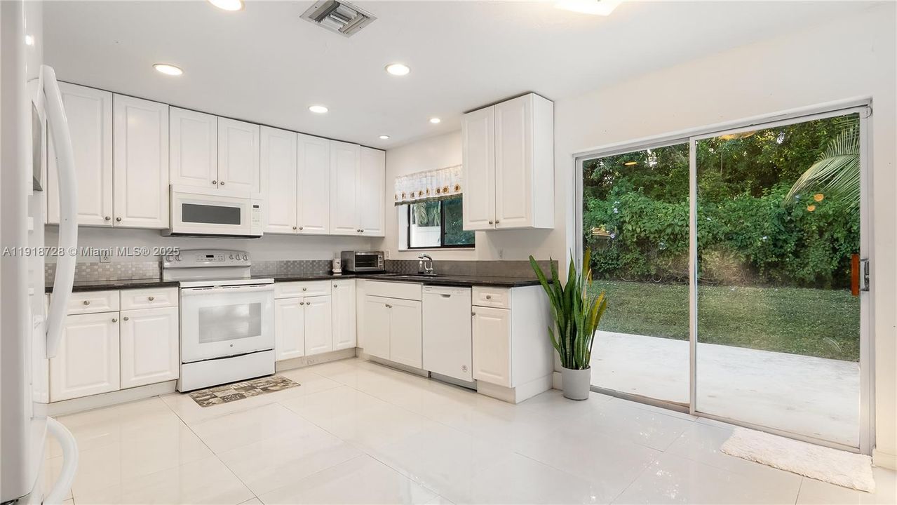 For Sale: $589,000 (3 beds, 2 baths, 2584 Square Feet)