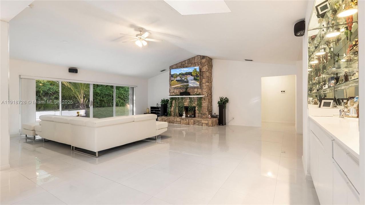 For Sale: $589,000 (3 beds, 2 baths, 2584 Square Feet)