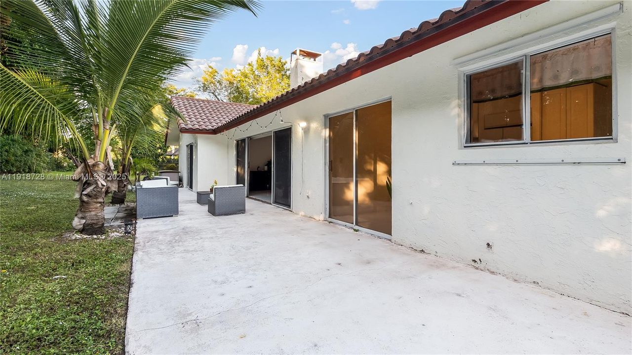 For Sale: $589,000 (3 beds, 2 baths, 2584 Square Feet)