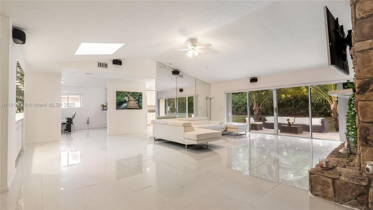 For Sale: $589,000 (3 beds, 2 baths, 2584 Square Feet)