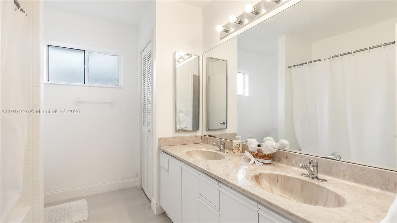 For Sale: $589,000 (3 beds, 2 baths, 2584 Square Feet)