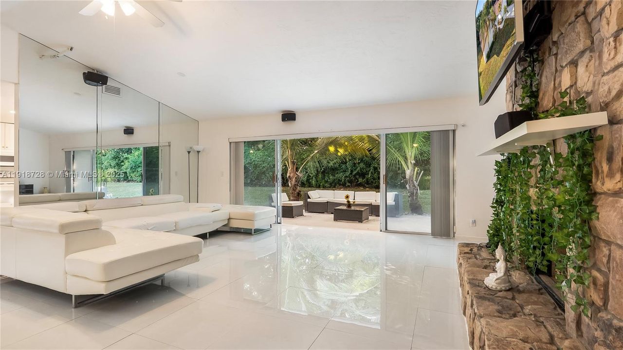 For Sale: $589,000 (3 beds, 2 baths, 2584 Square Feet)