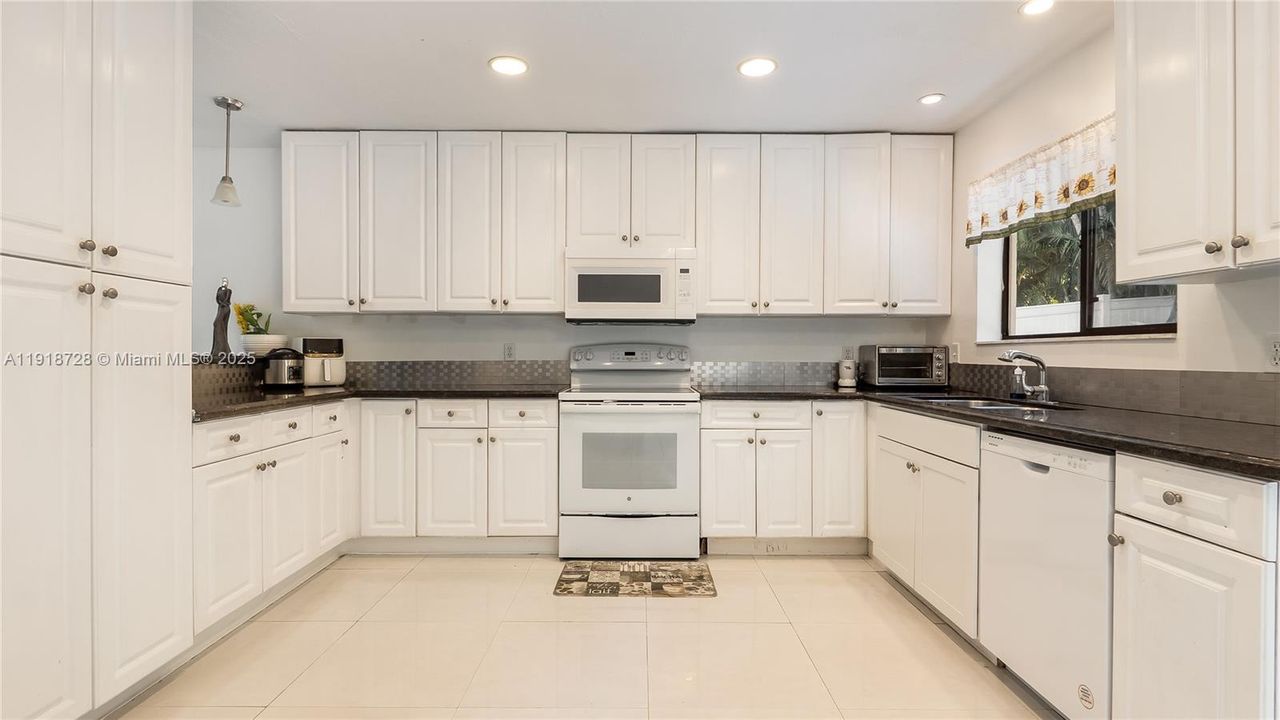 For Sale: $589,000 (3 beds, 2 baths, 2584 Square Feet)