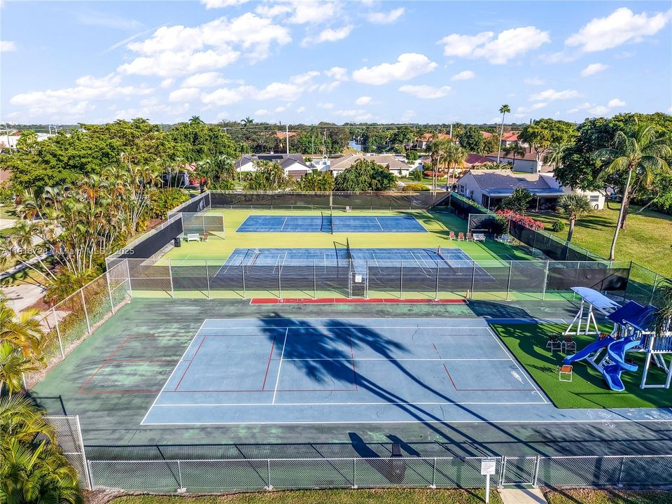 For Sale: $589,000 (3 beds, 2 baths, 2584 Square Feet)