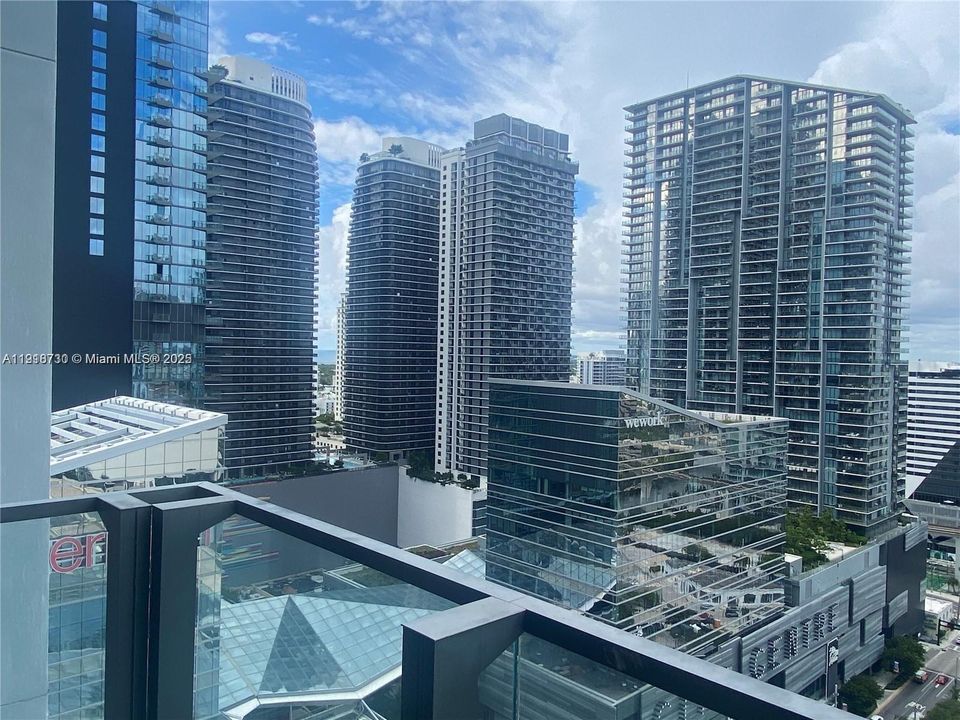 Active With Contract: $4,300 (1 beds, 1 baths, 810 Square Feet)