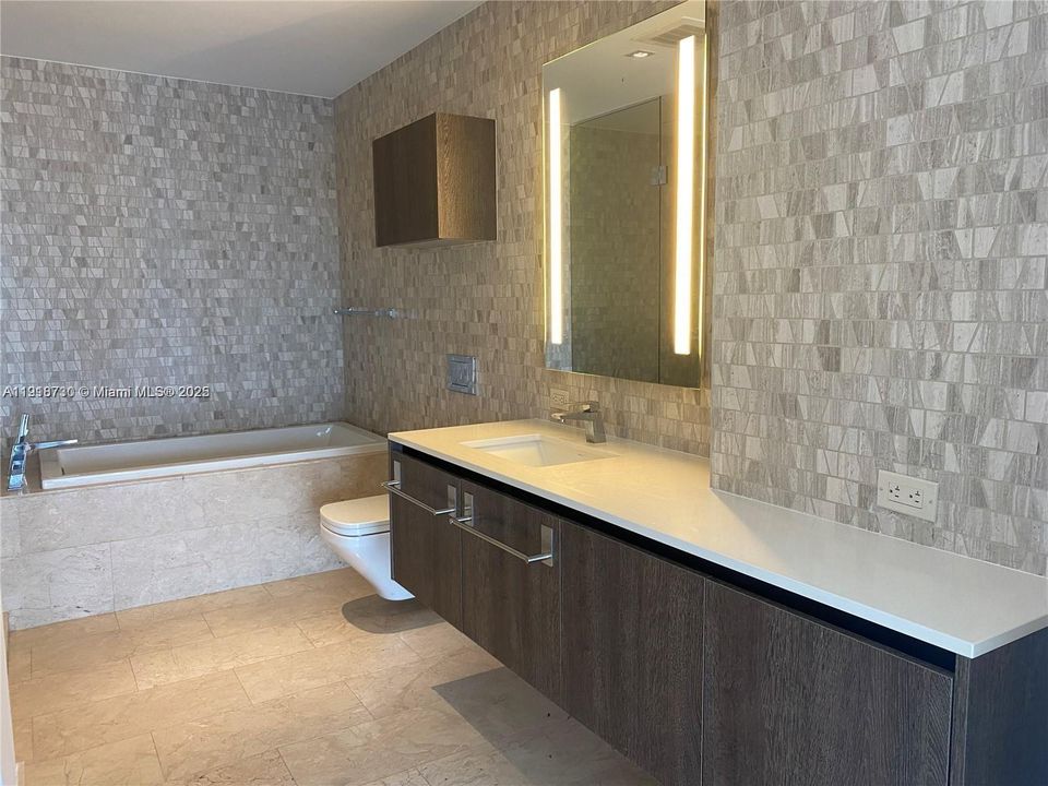 Active With Contract: $4,300 (1 beds, 1 baths, 810 Square Feet)