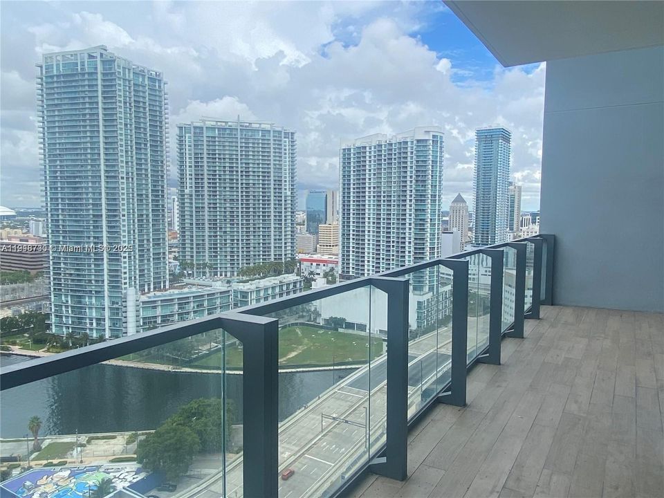 Active With Contract: $4,300 (1 beds, 1 baths, 810 Square Feet)