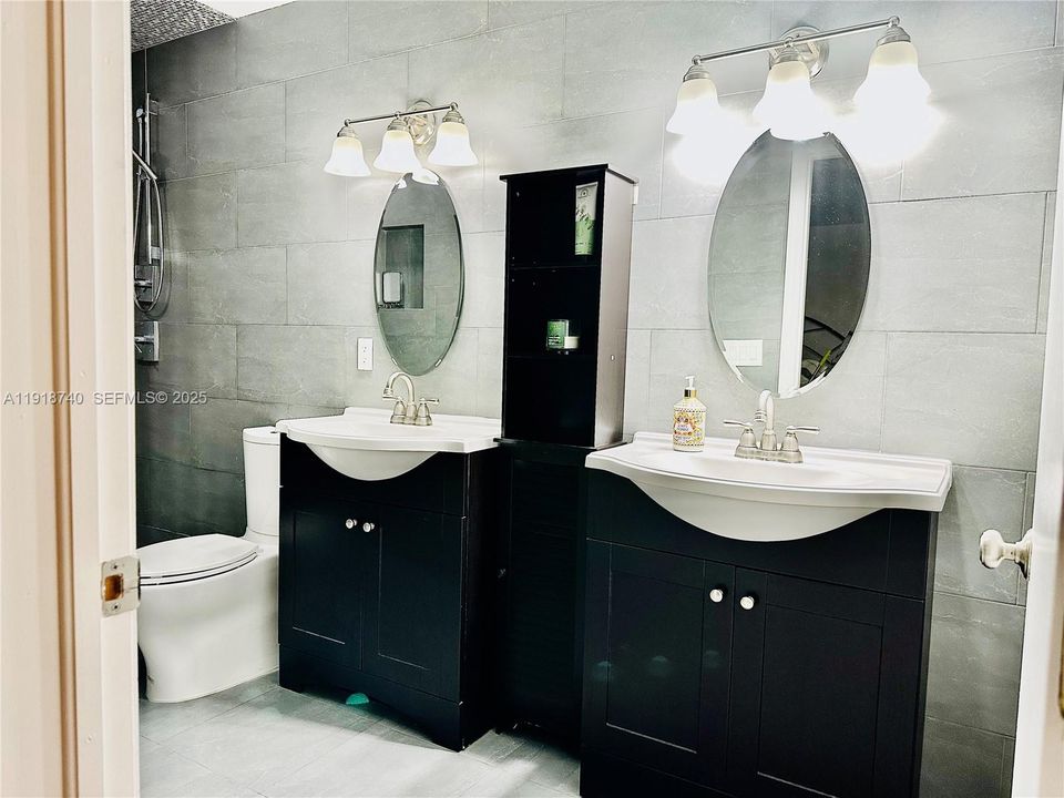 Dual Sinks, Rain Shower, Separate Tub