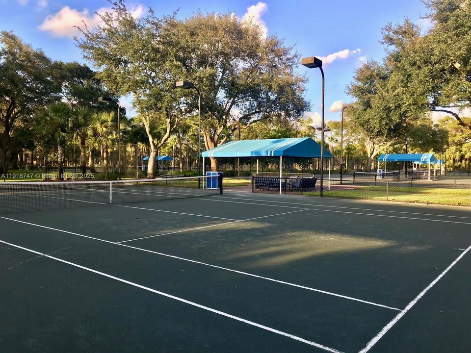 Breaker West tennis courts that come with one of the memberhsips