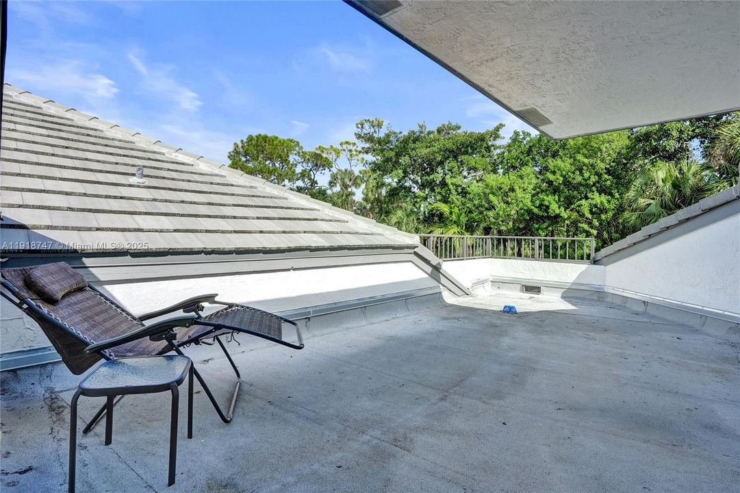 Sundeck/patio off thrid bedroom
