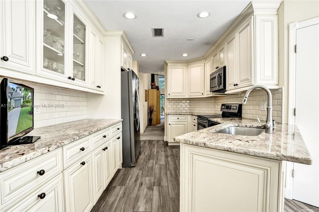 For Sale: $600,000 (3 beds, 2 baths, 1797 Square Feet)