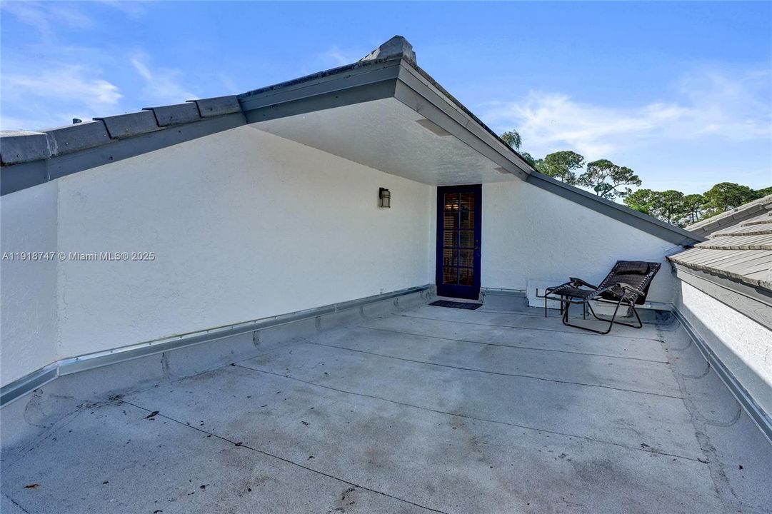 Sundeck/patio off thrid bedroom