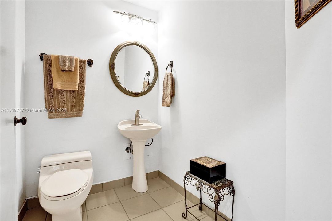 Halfbathroom down stairs