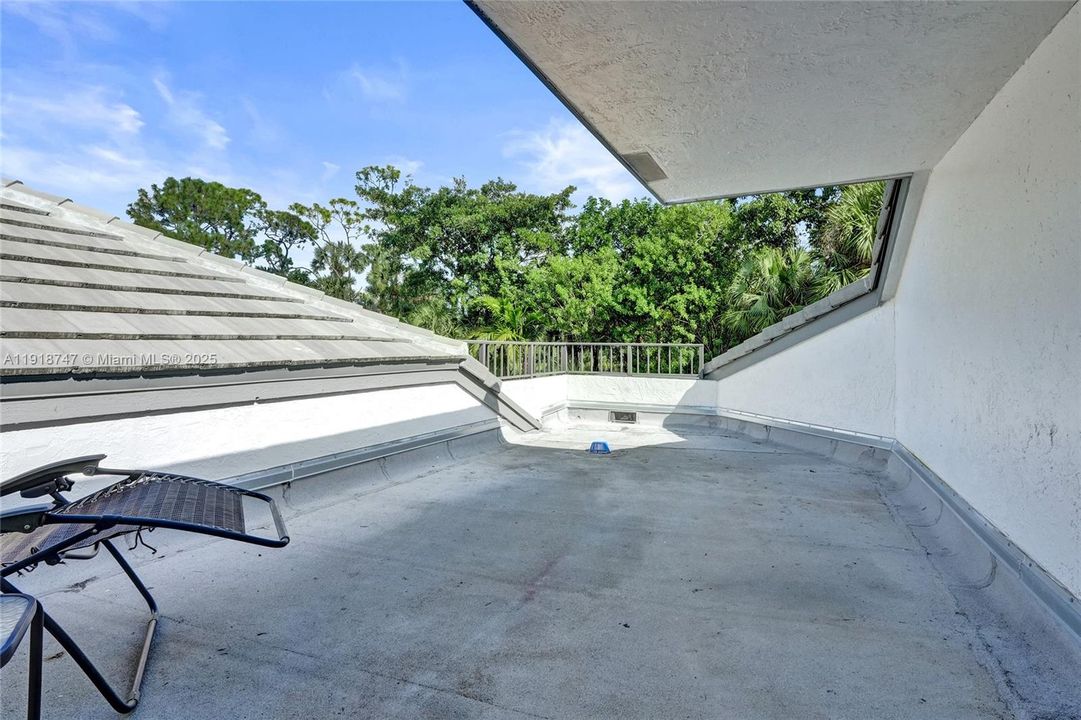 Sundeck/patio off thrid bedroom