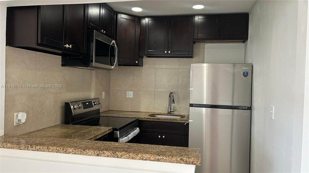 For Rent: $1,850 (2 beds, 1 baths, 642 Square Feet)