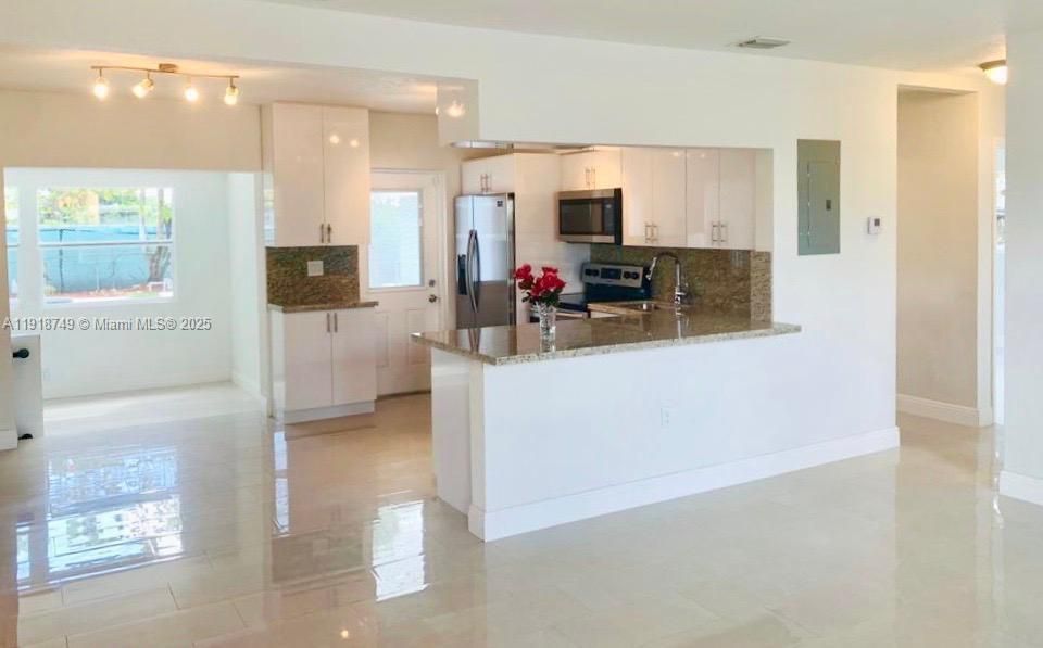 出租: $3,500 (3 贝兹, 2 浴室, 1968 平方英尺)