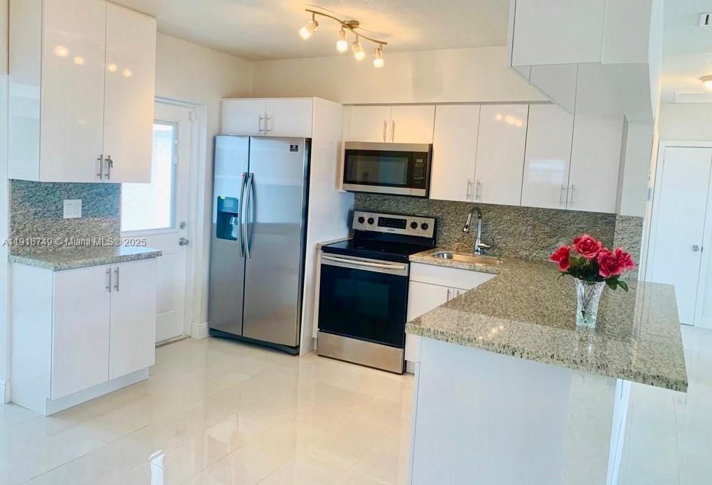 出租: $3,500 (3 贝兹, 2 浴室, 1968 平方英尺)