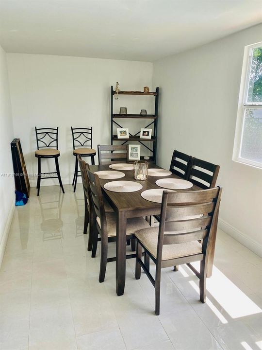 出租: $3,500 (3 贝兹, 2 浴室, 1968 平方英尺)