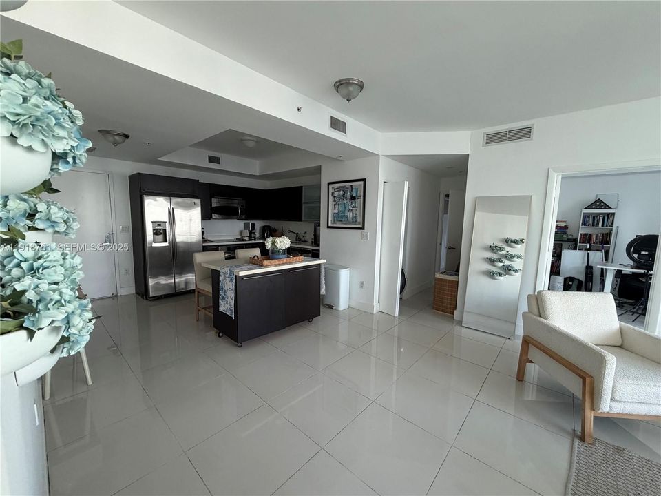 Active With Contract: $4,000 (2 beds, 2 baths, 1129 Square Feet)