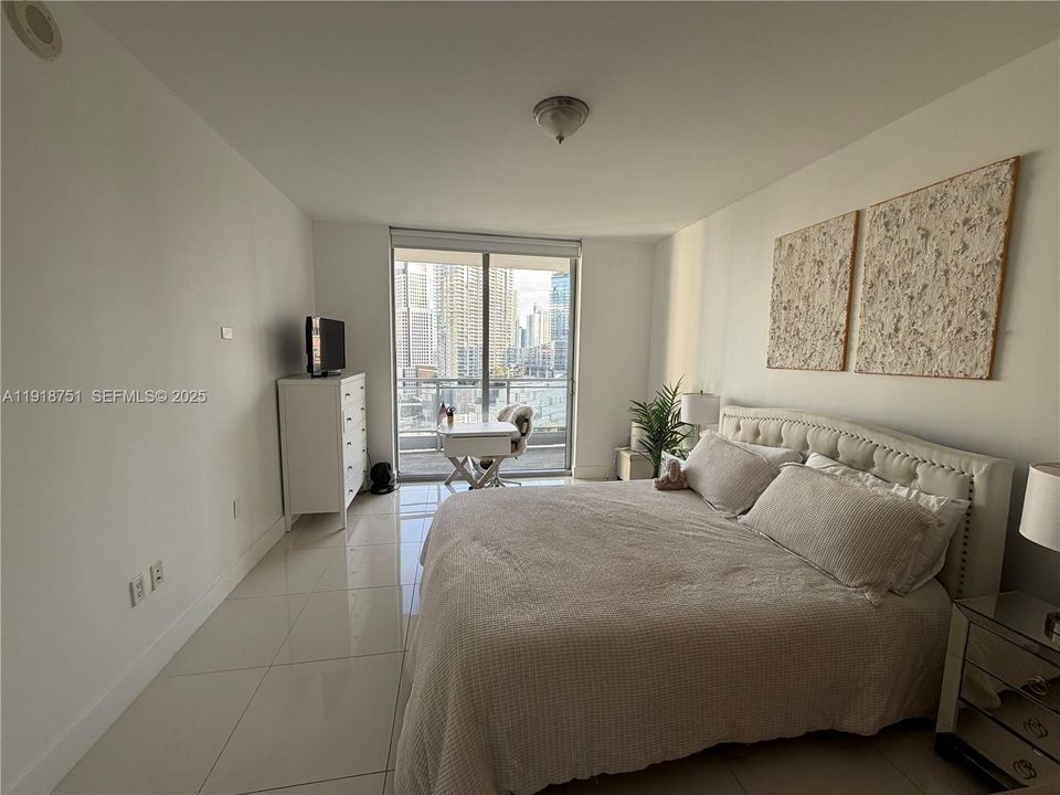 Active With Contract: $4,000 (2 beds, 2 baths, 1129 Square Feet)