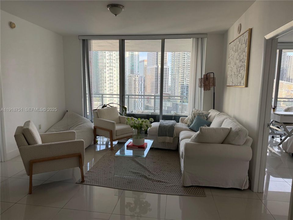 Active With Contract: $4,000 (2 beds, 2 baths, 1129 Square Feet)