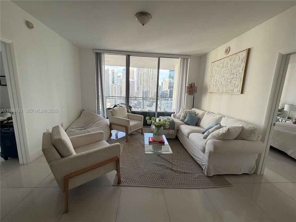 Active With Contract: $4,000 (2 beds, 2 baths, 1129 Square Feet)