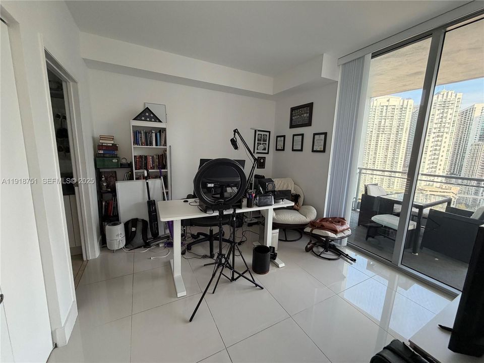 Active With Contract: $4,000 (2 beds, 2 baths, 1129 Square Feet)