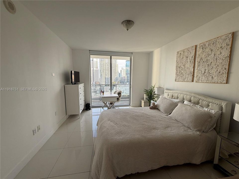 Active With Contract: $4,000 (2 beds, 2 baths, 1129 Square Feet)