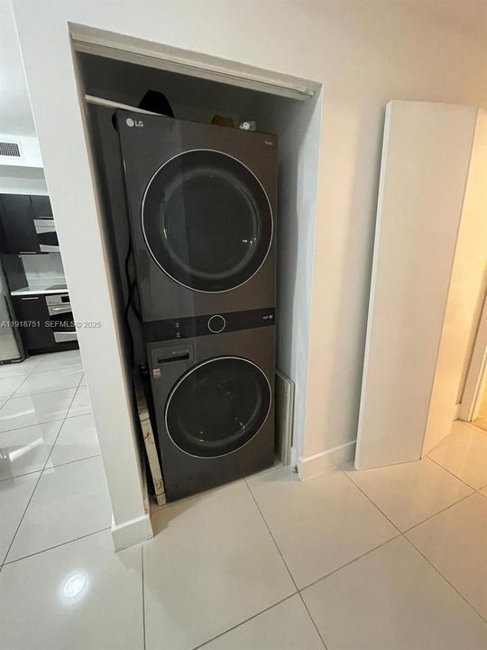 Active With Contract: $4,000 (2 beds, 2 baths, 1129 Square Feet)