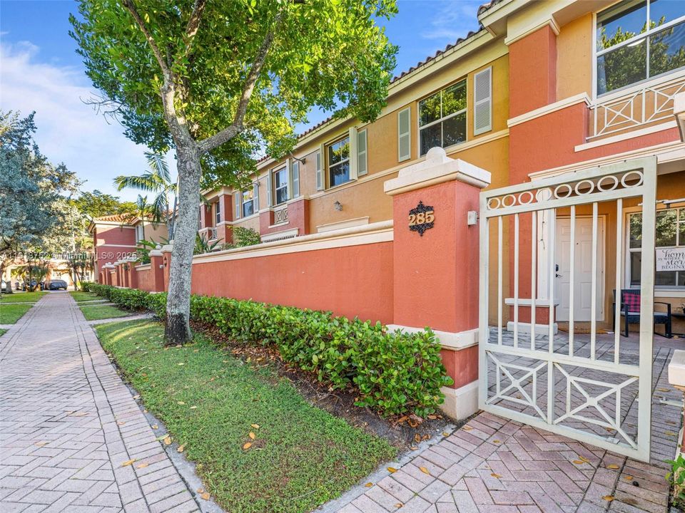 合同活跃: $2,500 (2 贝兹, 2 浴室, 980 平方英尺)