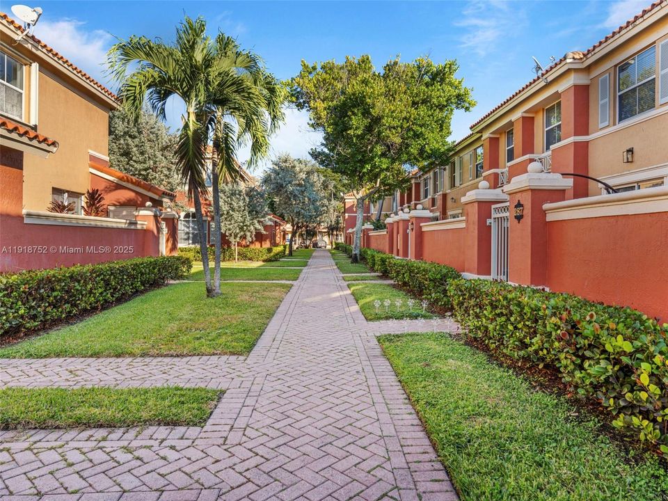 合同活跃: $2,500 (2 贝兹, 2 浴室, 980 平方英尺)