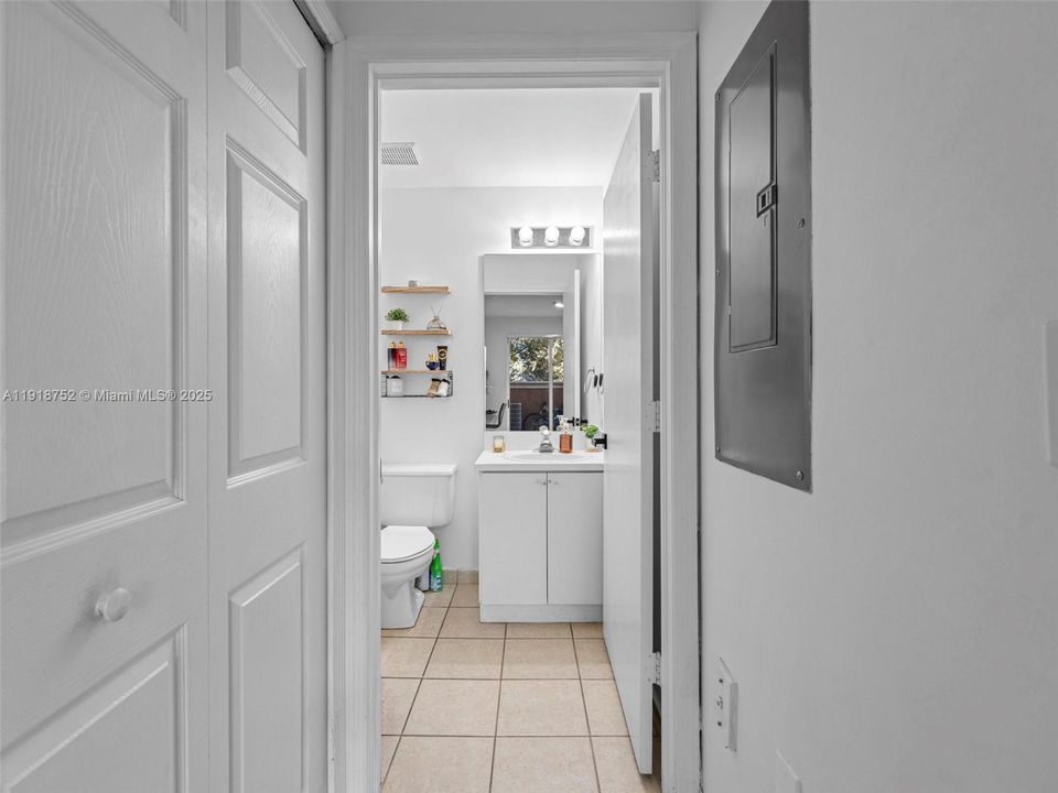 合同活跃: $2,500 (2 贝兹, 2 浴室, 980 平方英尺)