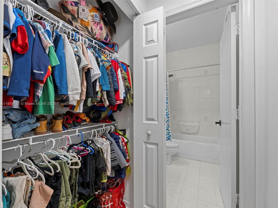 合同活跃: $2,500 (2 贝兹, 2 浴室, 980 平方英尺)