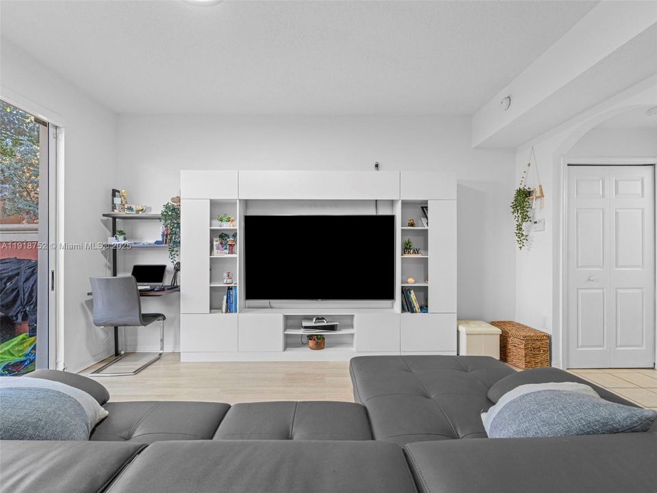 合同活跃: $2,500 (2 贝兹, 2 浴室, 980 平方英尺)