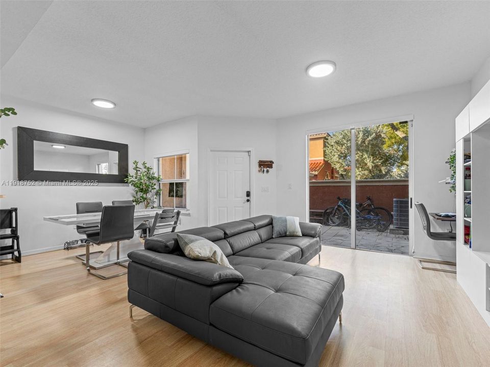 合同活跃: $2,500 (2 贝兹, 2 浴室, 980 平方英尺)