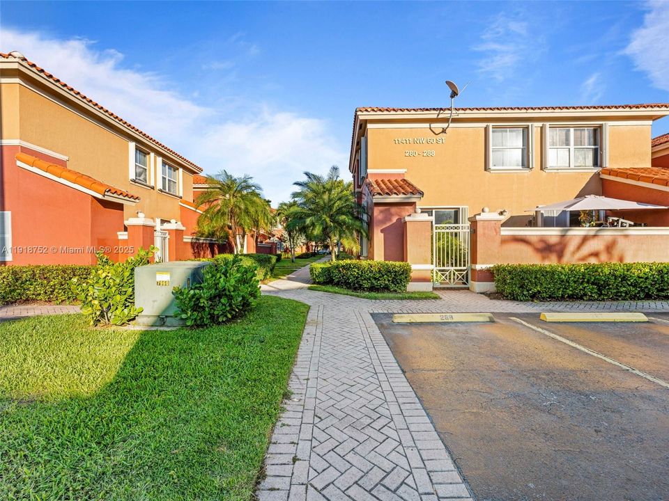 合同活跃: $2,500 (2 贝兹, 2 浴室, 980 平方英尺)