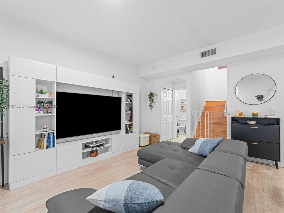 合同活跃: $2,500 (2 贝兹, 2 浴室, 980 平方英尺)