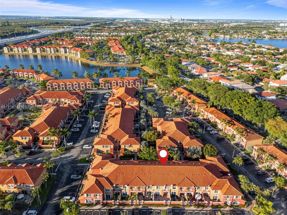 合同活跃: $2,500 (2 贝兹, 2 浴室, 980 平方英尺)