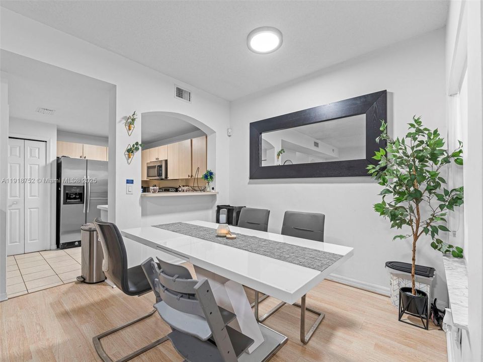 合同活跃: $2,500 (2 贝兹, 2 浴室, 980 平方英尺)