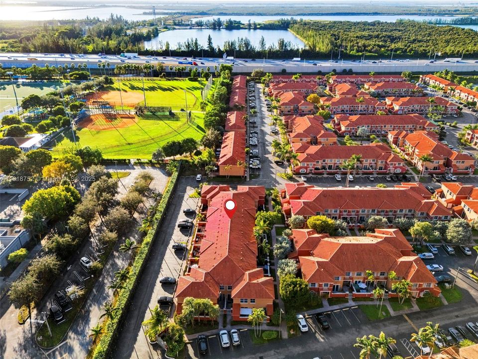 合同活跃: $2,500 (2 贝兹, 2 浴室, 980 平方英尺)