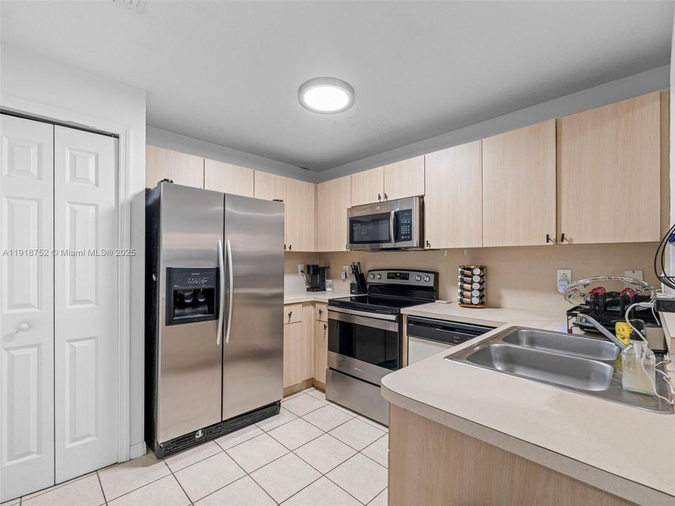 合同活跃: $2,500 (2 贝兹, 2 浴室, 980 平方英尺)