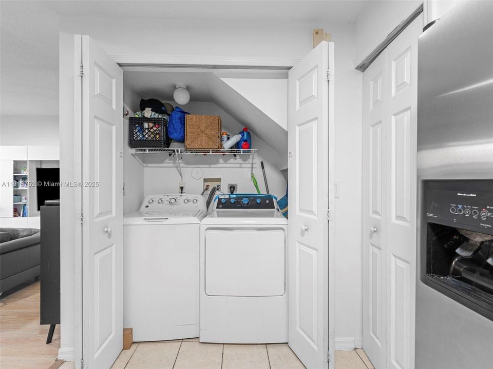 合同活跃: $2,500 (2 贝兹, 2 浴室, 980 平方英尺)