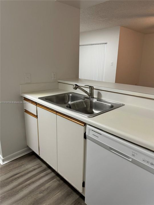 For Sale: $230,000 (1 beds, 1 baths, 841 Square Feet)